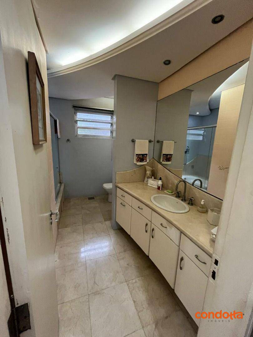 Casa para alugar com 4 quartos, 221m² - Foto 12