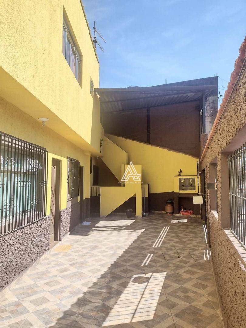 Casa à venda com 6 quartos, 200m² - Foto 2