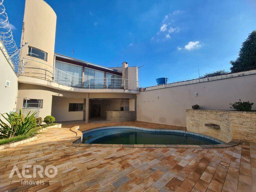 Casa à venda com 3 quartos, 340m² - Foto 1