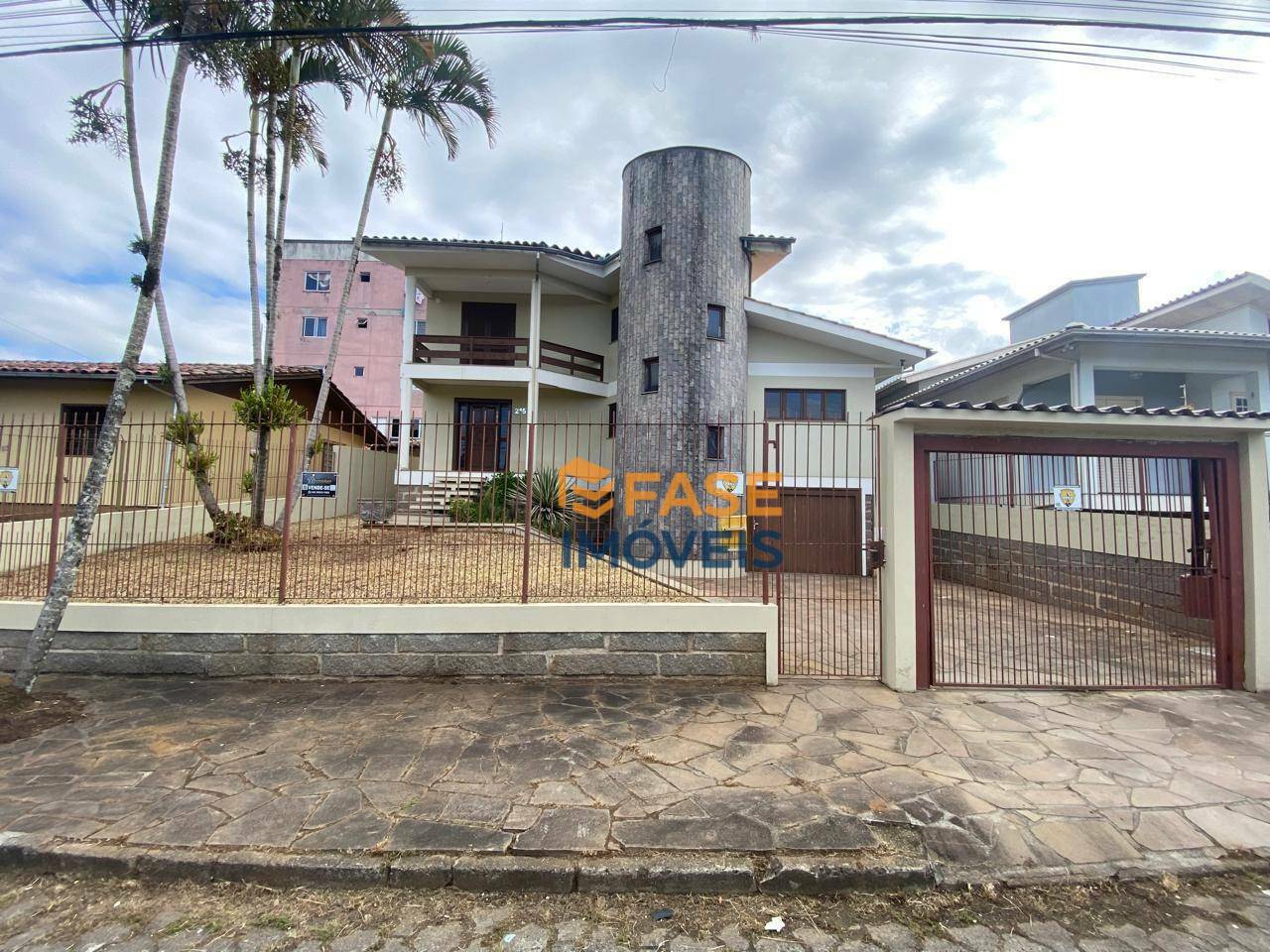 Casa à venda com 4 quartos, 223m² - Foto 1