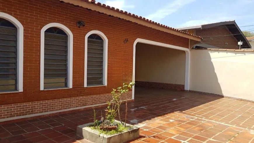 Casa à venda e aluguel com 3 quartos, 167m² - Foto 1