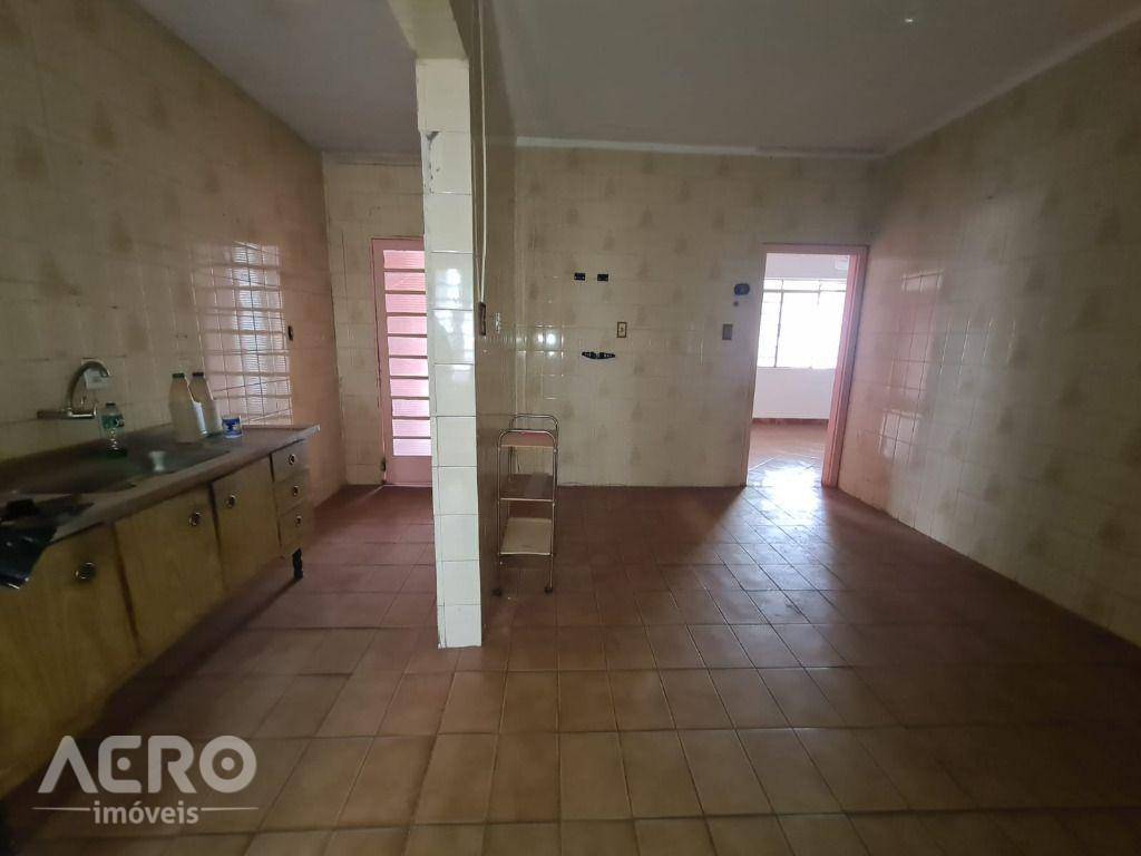 Casa à venda com 3 quartos, 210m² - Foto 2