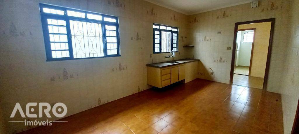 Casa para alugar com 3 quartos, 148m² - Foto 3