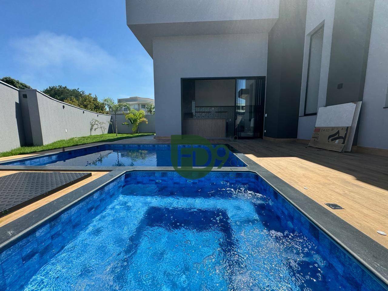 Casa de Condomínio à venda com 3 quartos, 251m² - Foto 1
