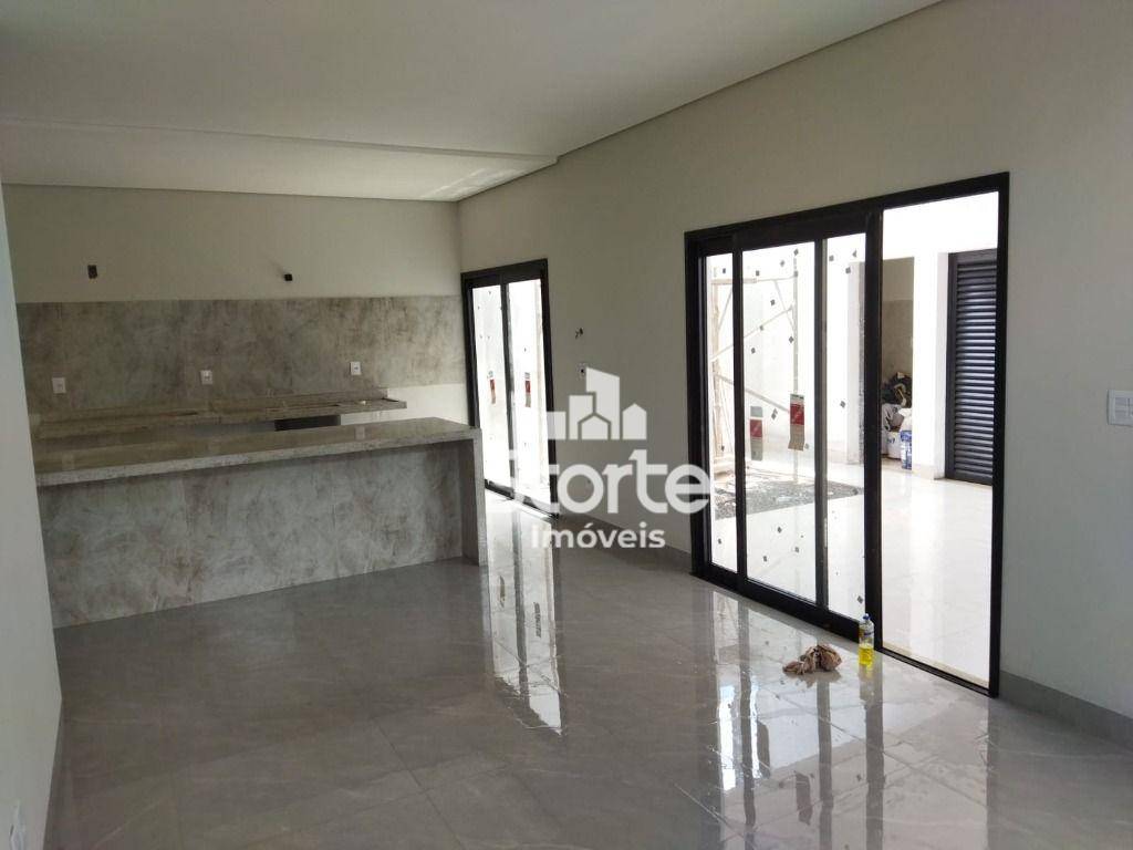 Casa à venda com 3 quartos, 146m² - Foto 1