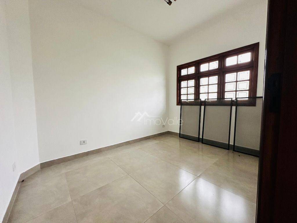 Casa de Condomínio para alugar com 4 quartos, 400m² - Foto 4