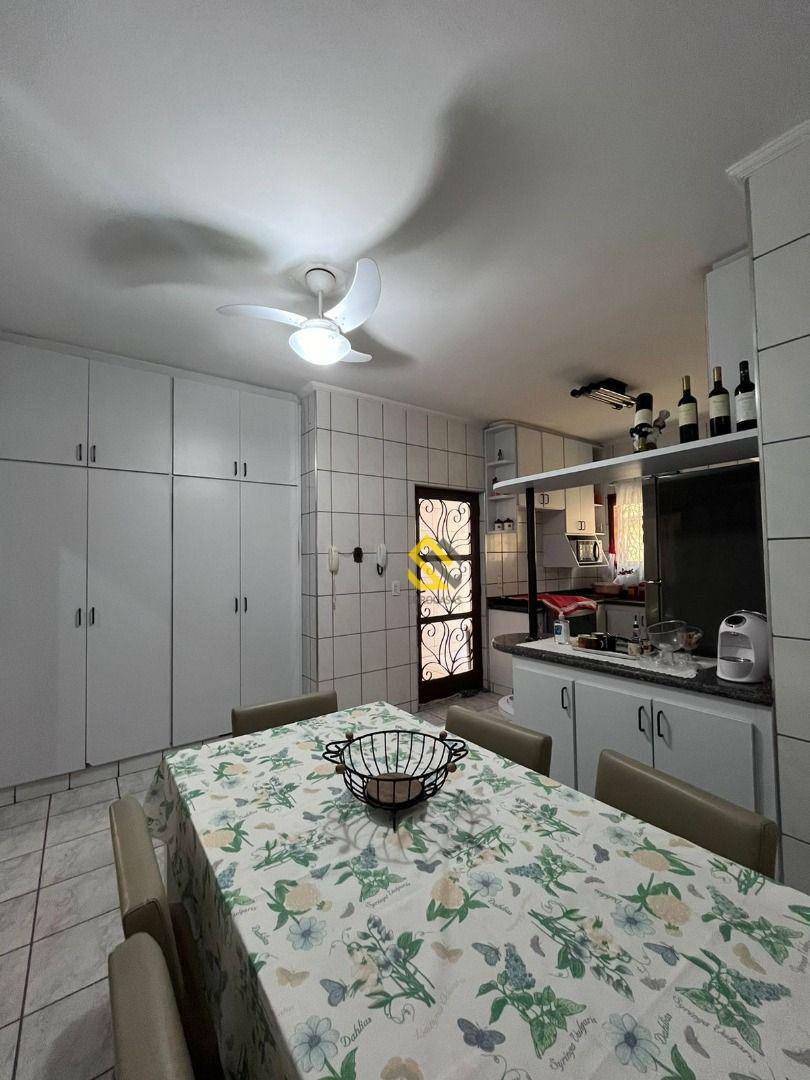 Casa à venda com 3 quartos, 200m² - Foto 32