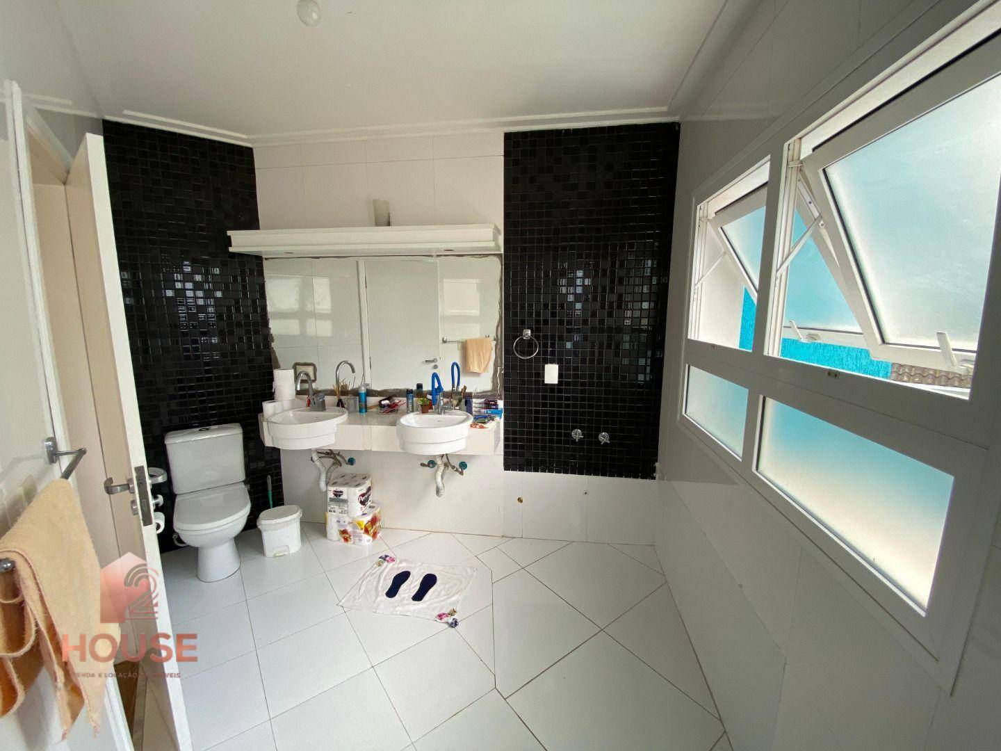 Casa de Condomínio para alugar com 4 quartos, 300m² - Foto 23