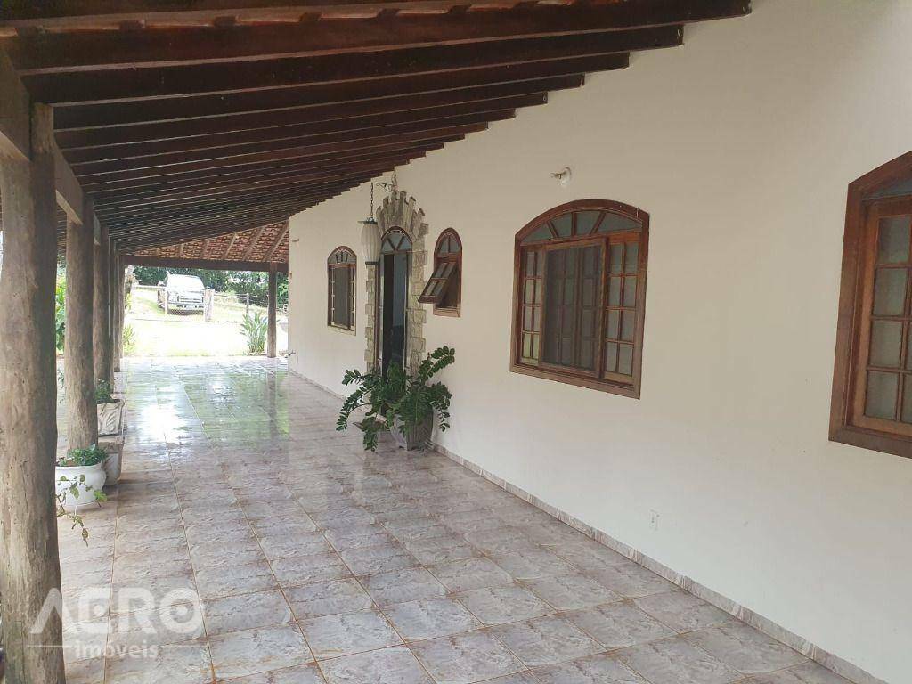 Chácara à venda com 4 quartos, 590m² - Foto 2