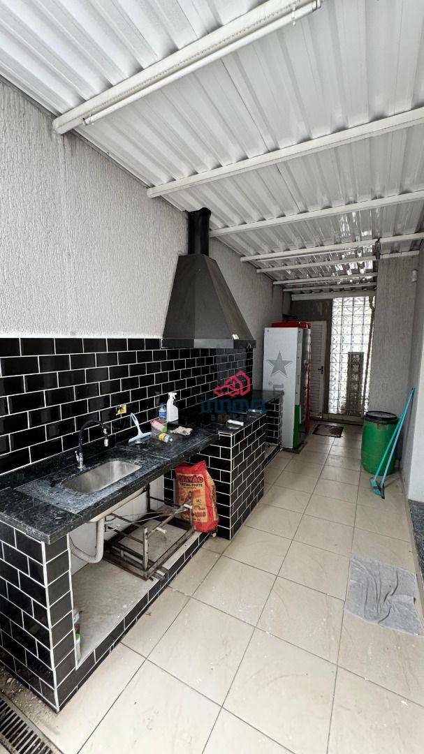 Sobrado à venda e aluguel com 3 quartos, 240m² - Foto 1