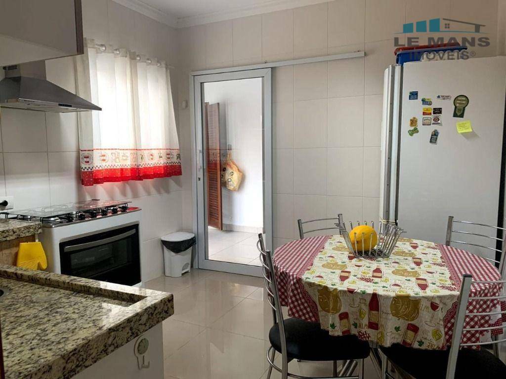 Casa à venda com 4 quartos, 230m² - Foto 18