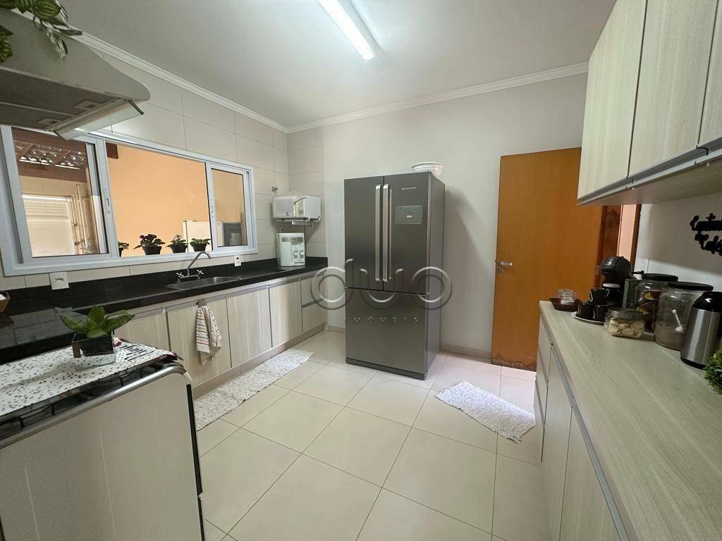 Casa à venda com 3 quartos, 200m² - Foto 4