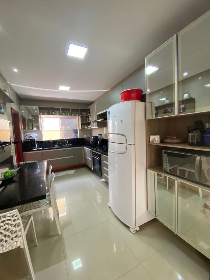 Casa de Condomínio à venda com 3 quartos, 208m² - Foto 14