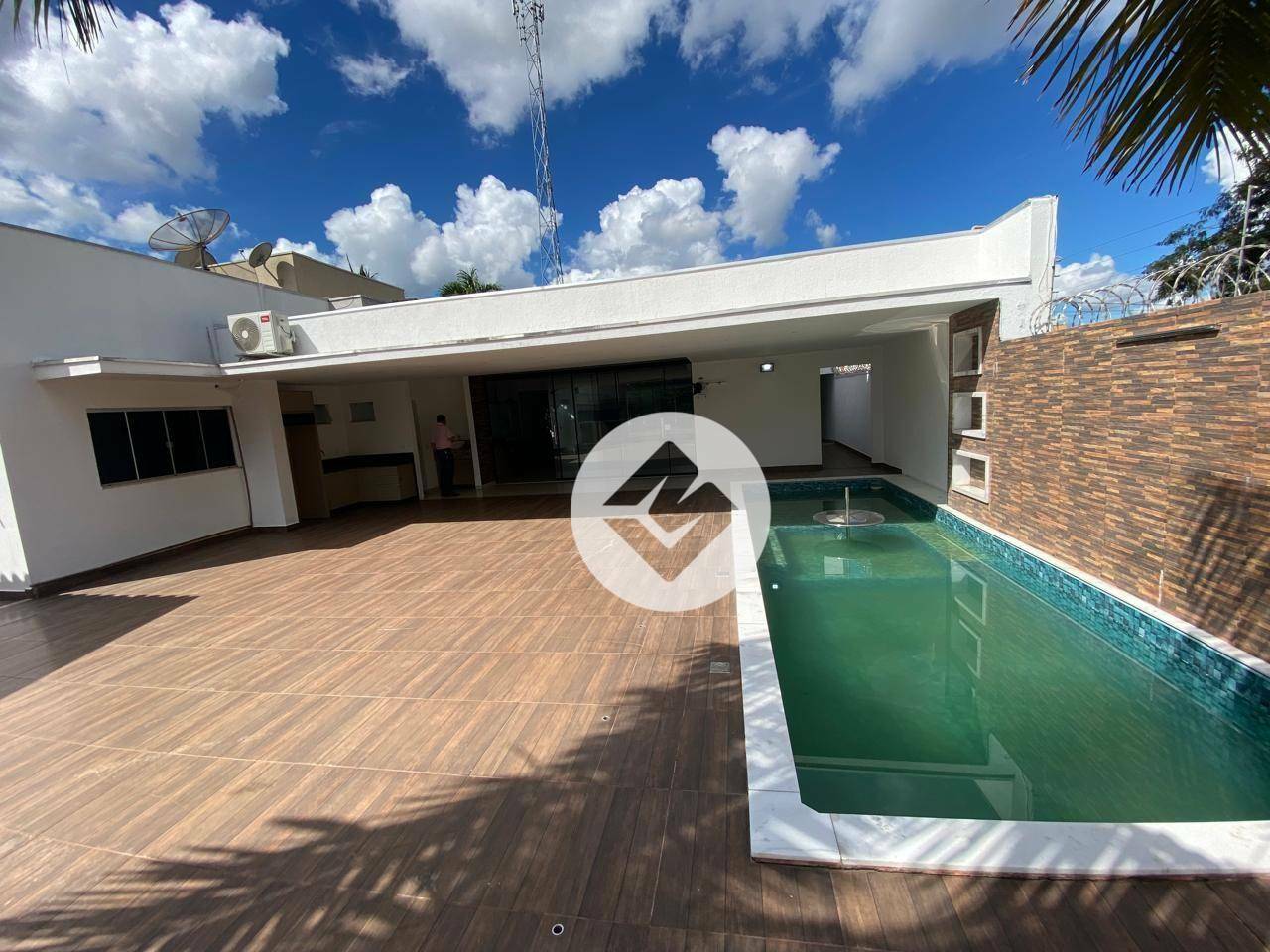 Casa para alugar com 4 quartos, 350m² - Foto 1