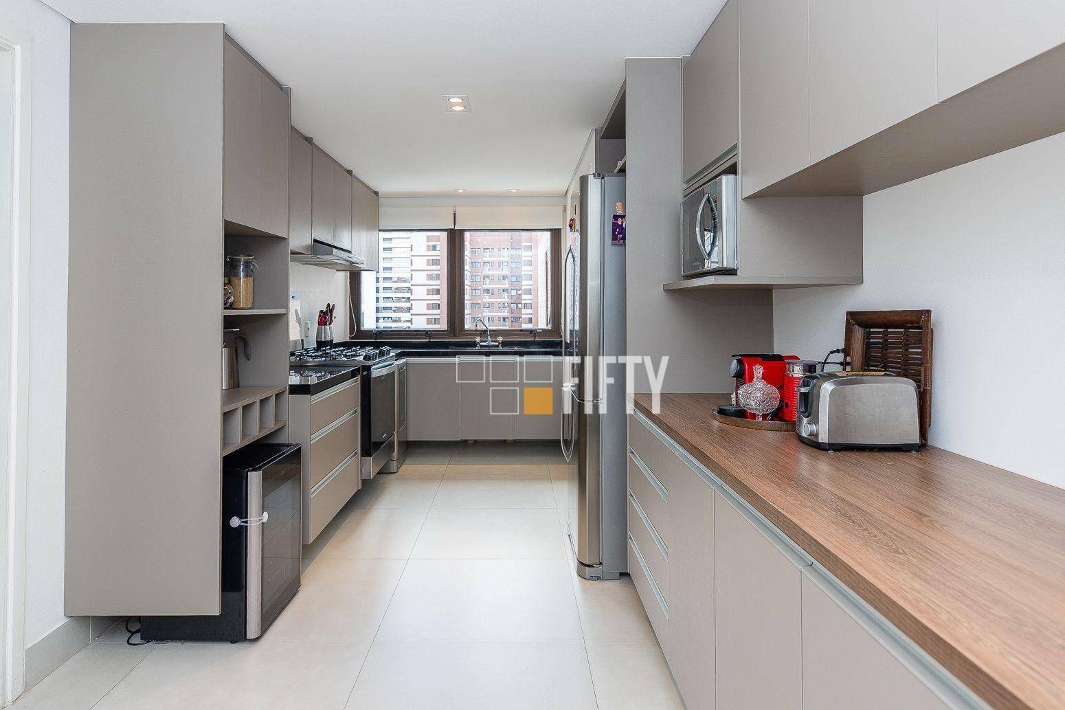 Apartamento para alugar com 4 quartos, 209m² - Foto 9