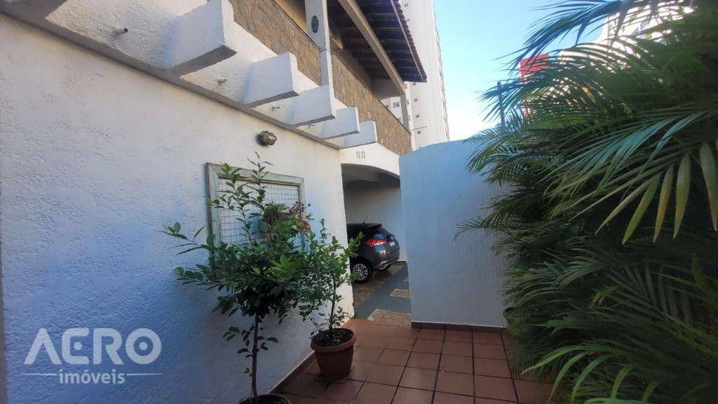 Casa à venda com 4 quartos, 229m² - Foto 2