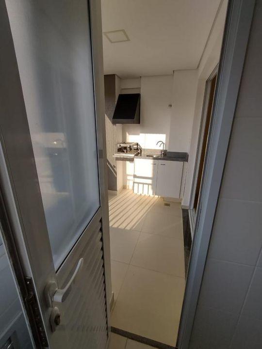 Apartamento à venda com 2 quartos, 64m² - Foto 3