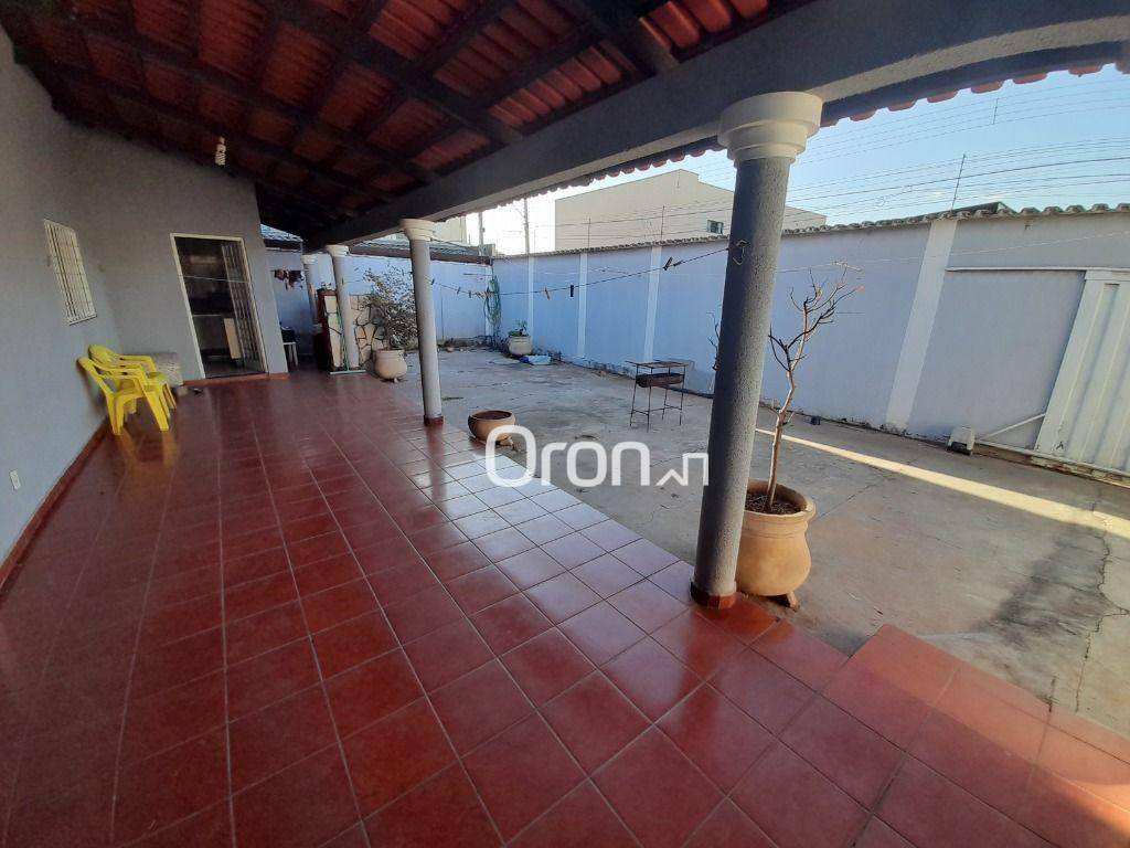 Casa à venda com 4 quartos, 200m² - Foto 1