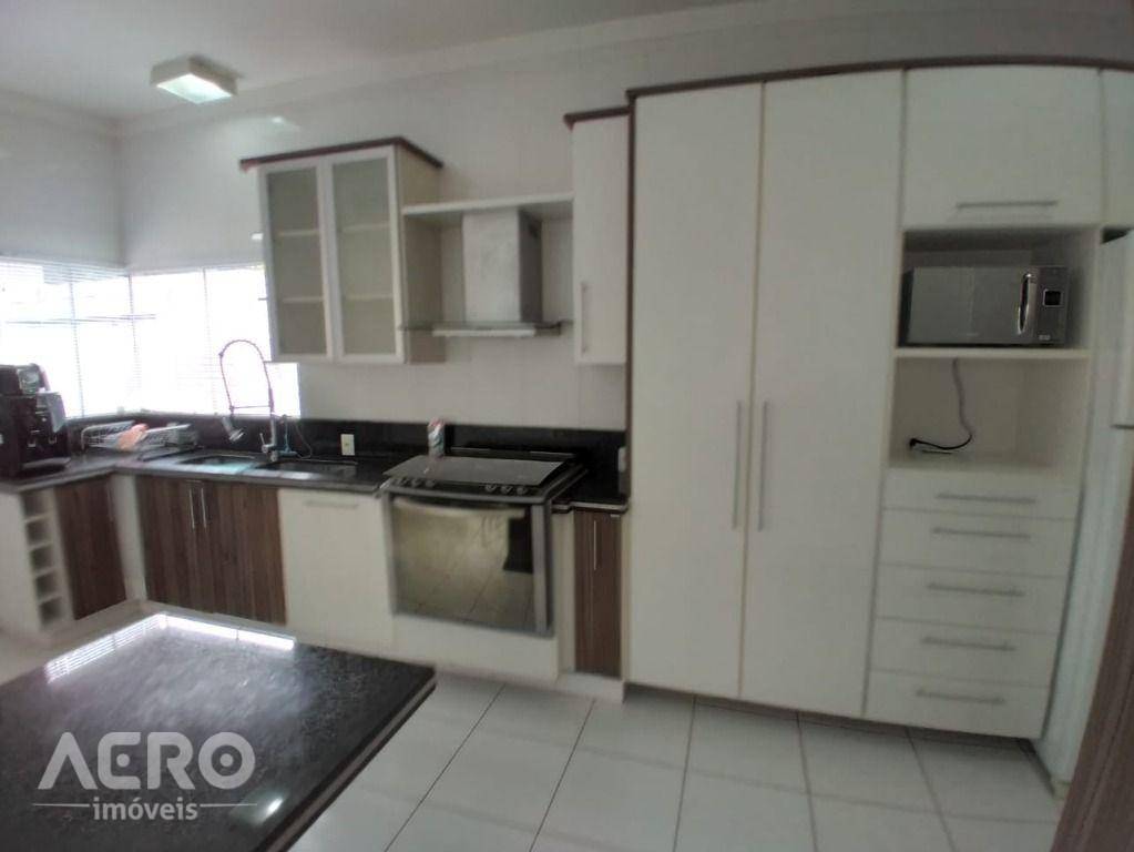 Casa à venda e aluguel com 3 quartos, 230m² - Foto 35