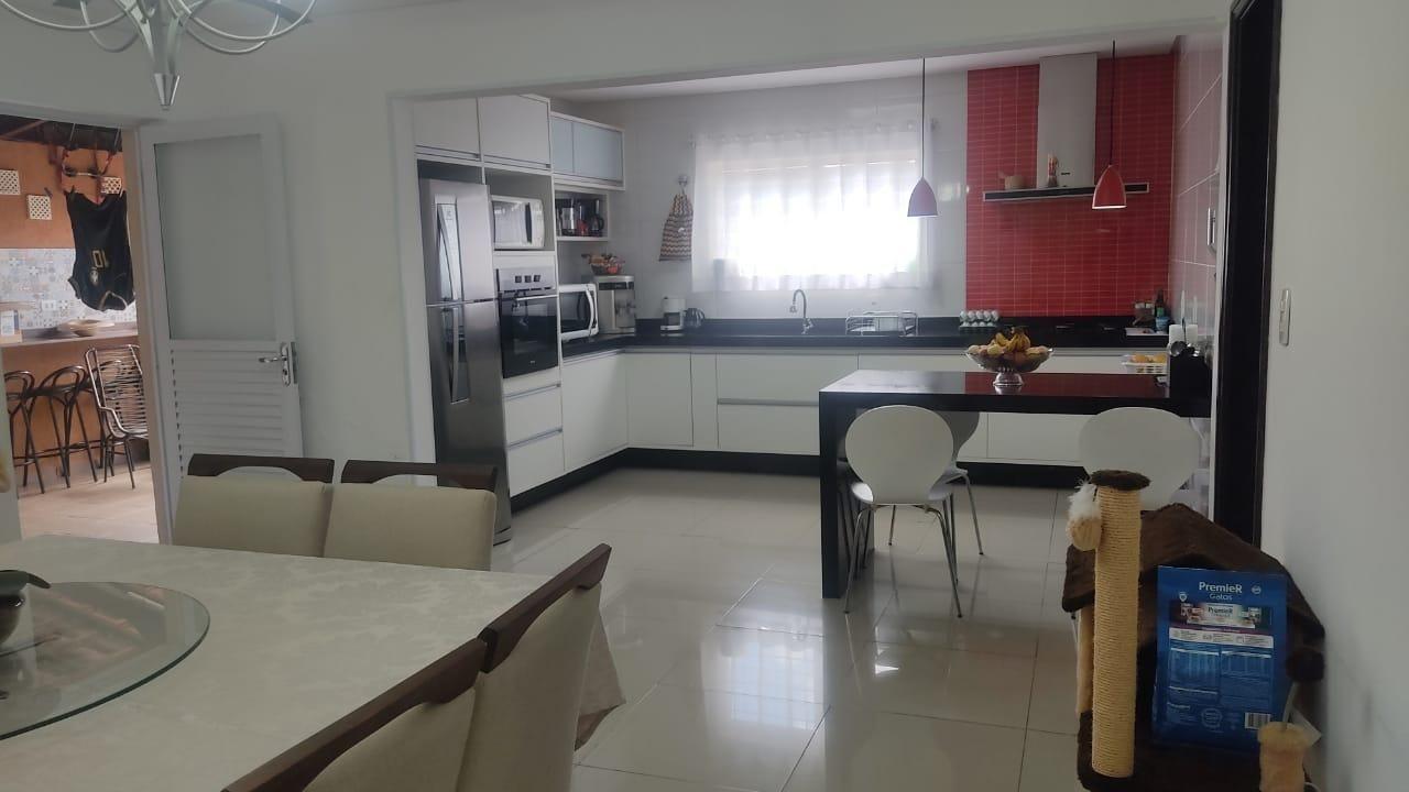 Casa à venda com 3 quartos, 197m² - Foto 1