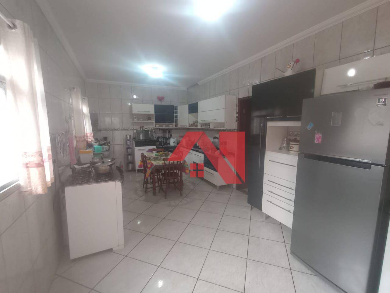 Casa à venda com 3 quartos, 258m² - Foto 1