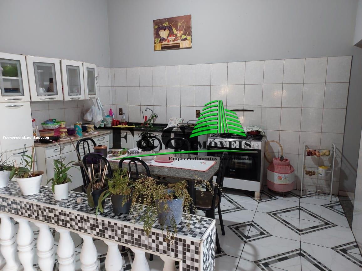 Casa à venda com 3 quartos, 200m² - Foto 1