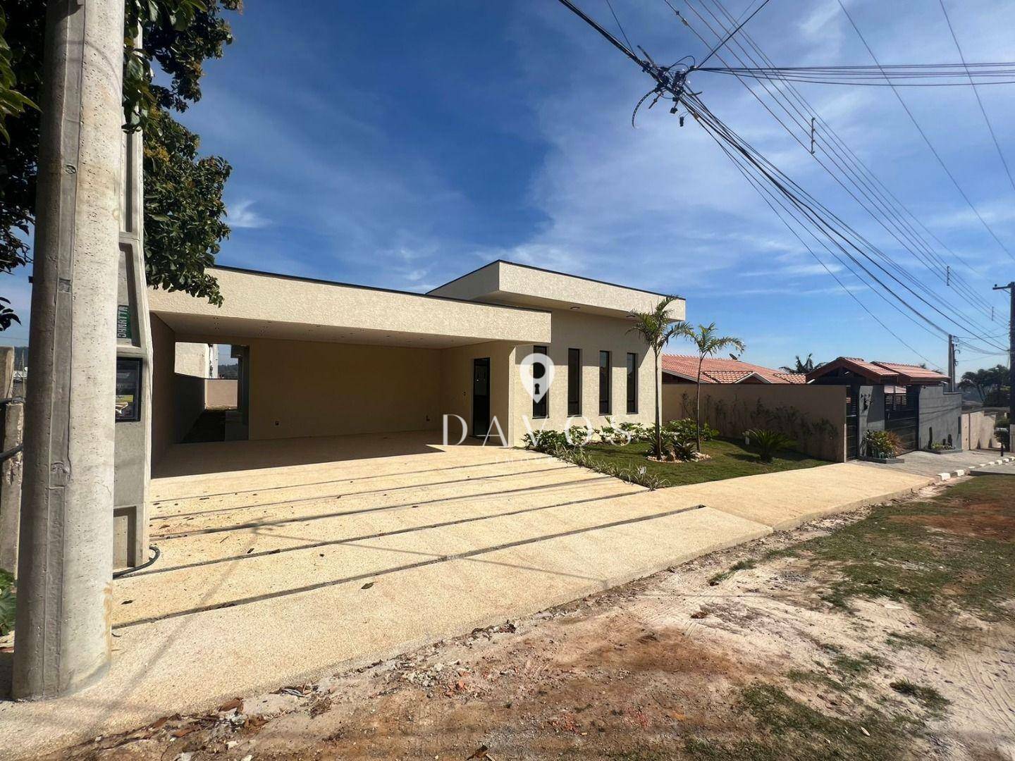 Casa à venda com 3 quartos, 238m² - Foto 1