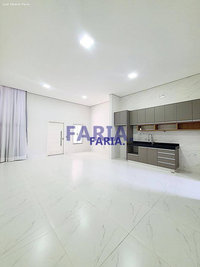 Casa à venda com 3 quartos, 123m² - Foto 1