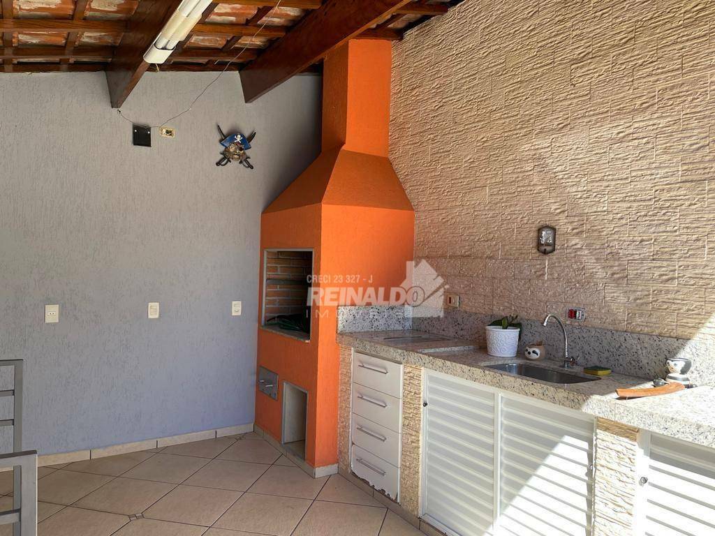 Casa à venda com 3 quartos, 238m² - Foto 1