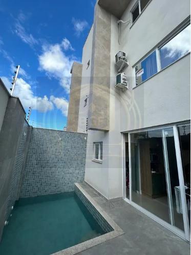 Casa à venda com 4 quartos, 220m² - Foto 1