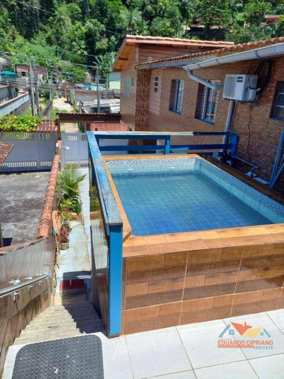 Casa à venda com 10 quartos, 243m² - Foto 1