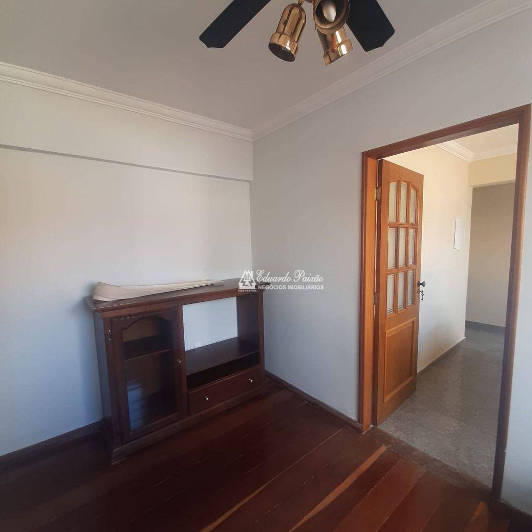 Apartamento para alugar com 3 quartos, 200m² - Foto 13