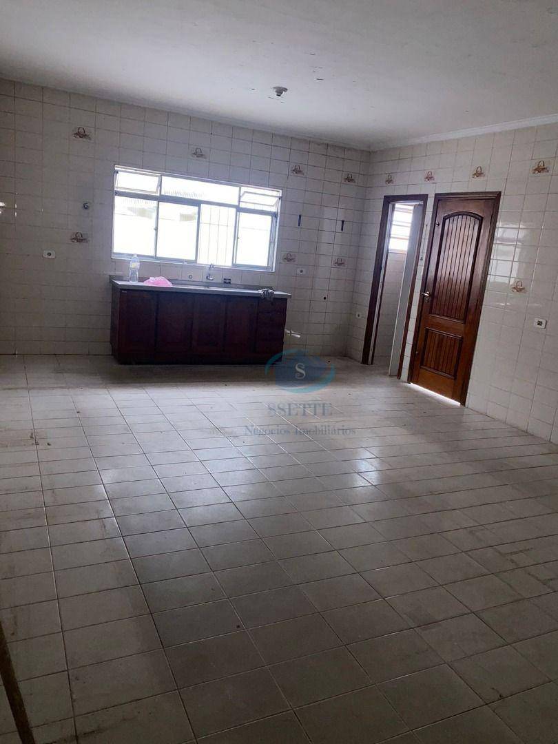 Casa para alugar com 4 quartos, 315m² - Foto 2