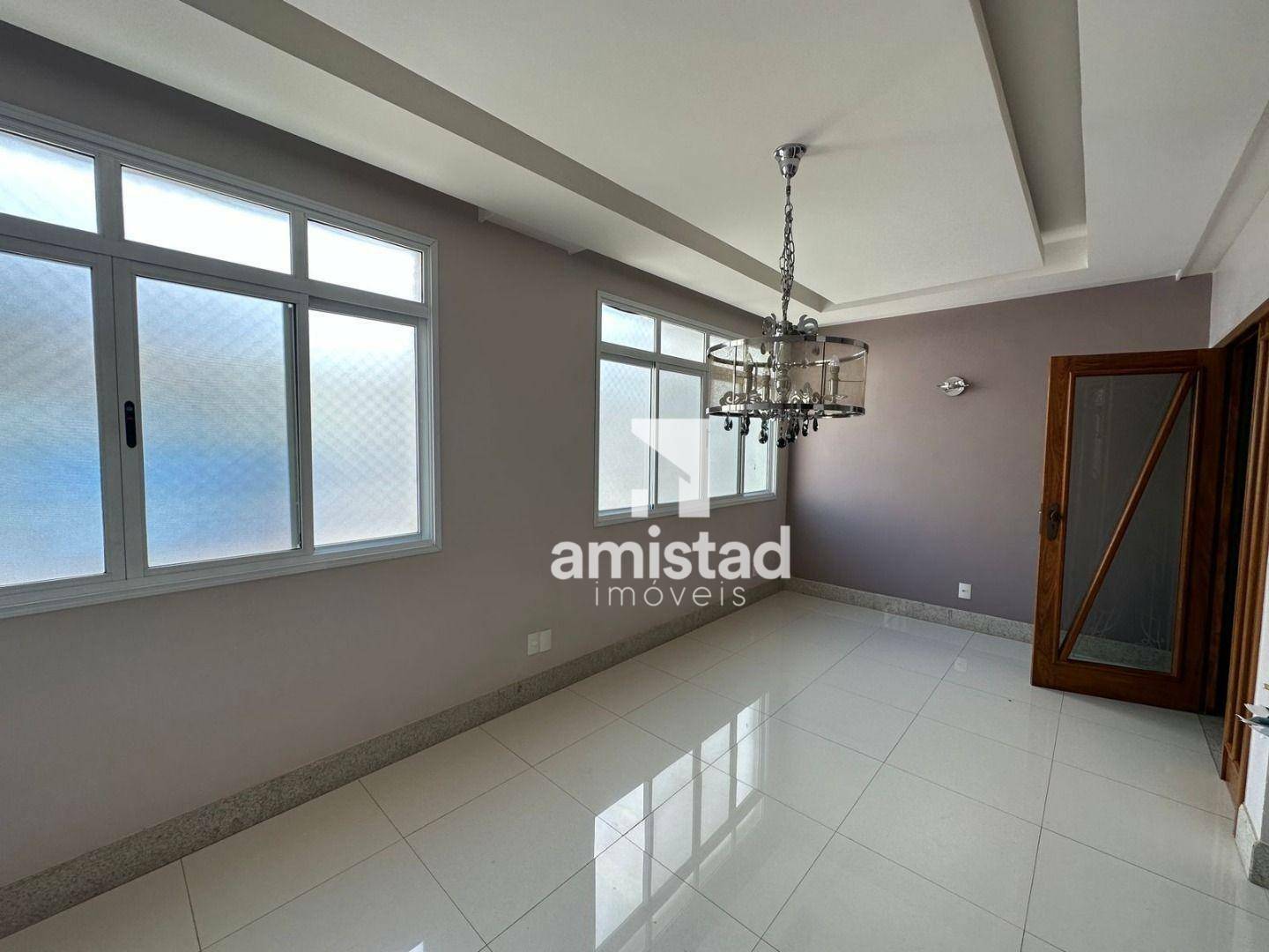 Casa para alugar com 6 quartos, 280m² - Foto 1