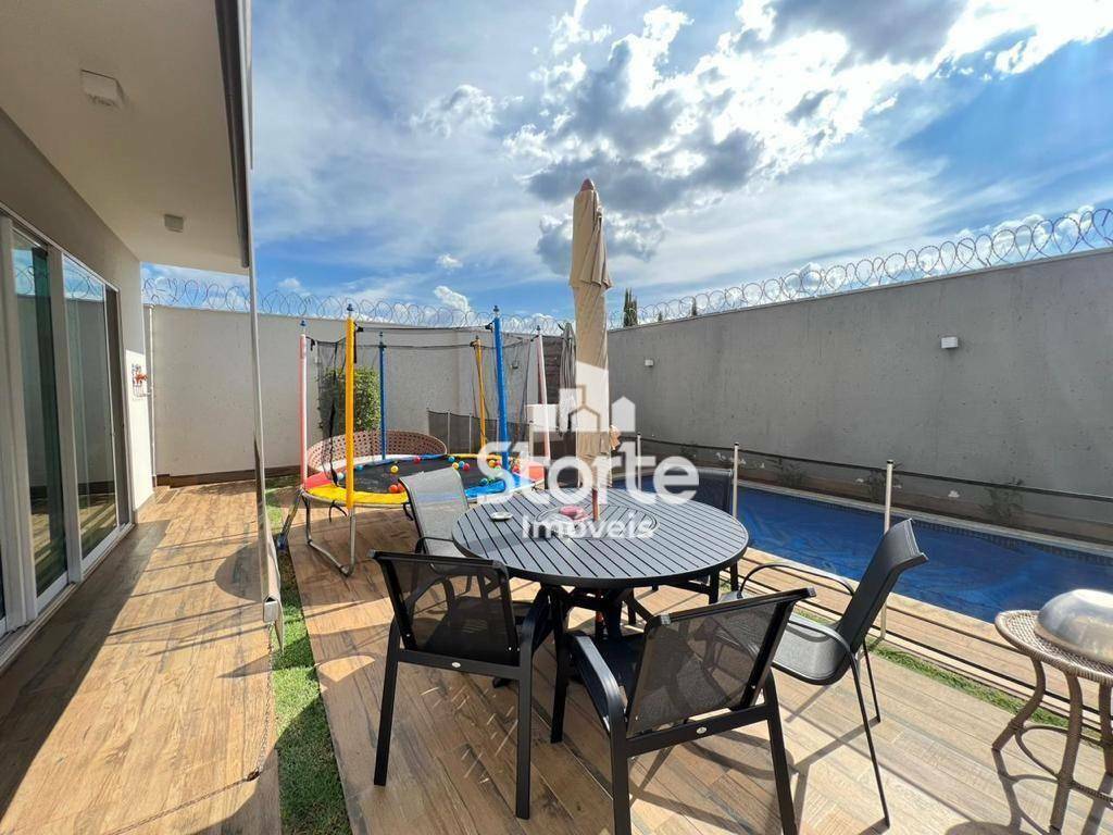 Casa à venda com 3 quartos, 257m² - Foto 2