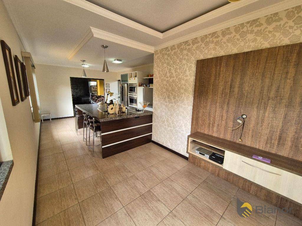 Casa à venda com 3 quartos, 240m² - Foto 3