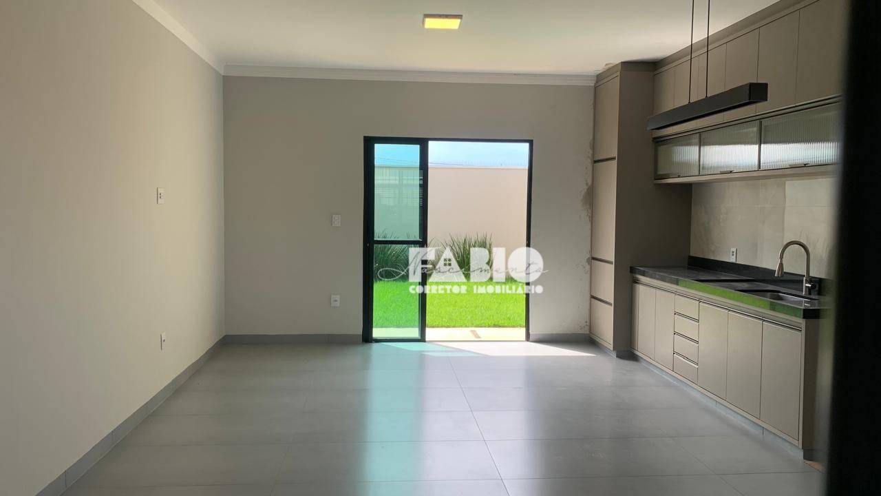 Casa à venda com 3 quartos, 119m² - Foto 1