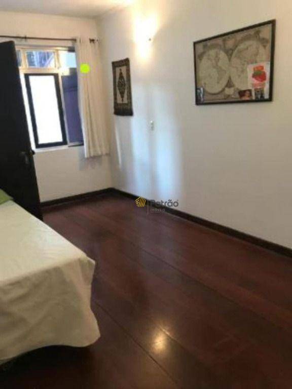 Casa à venda com 3 quartos, 397m² - Foto 1