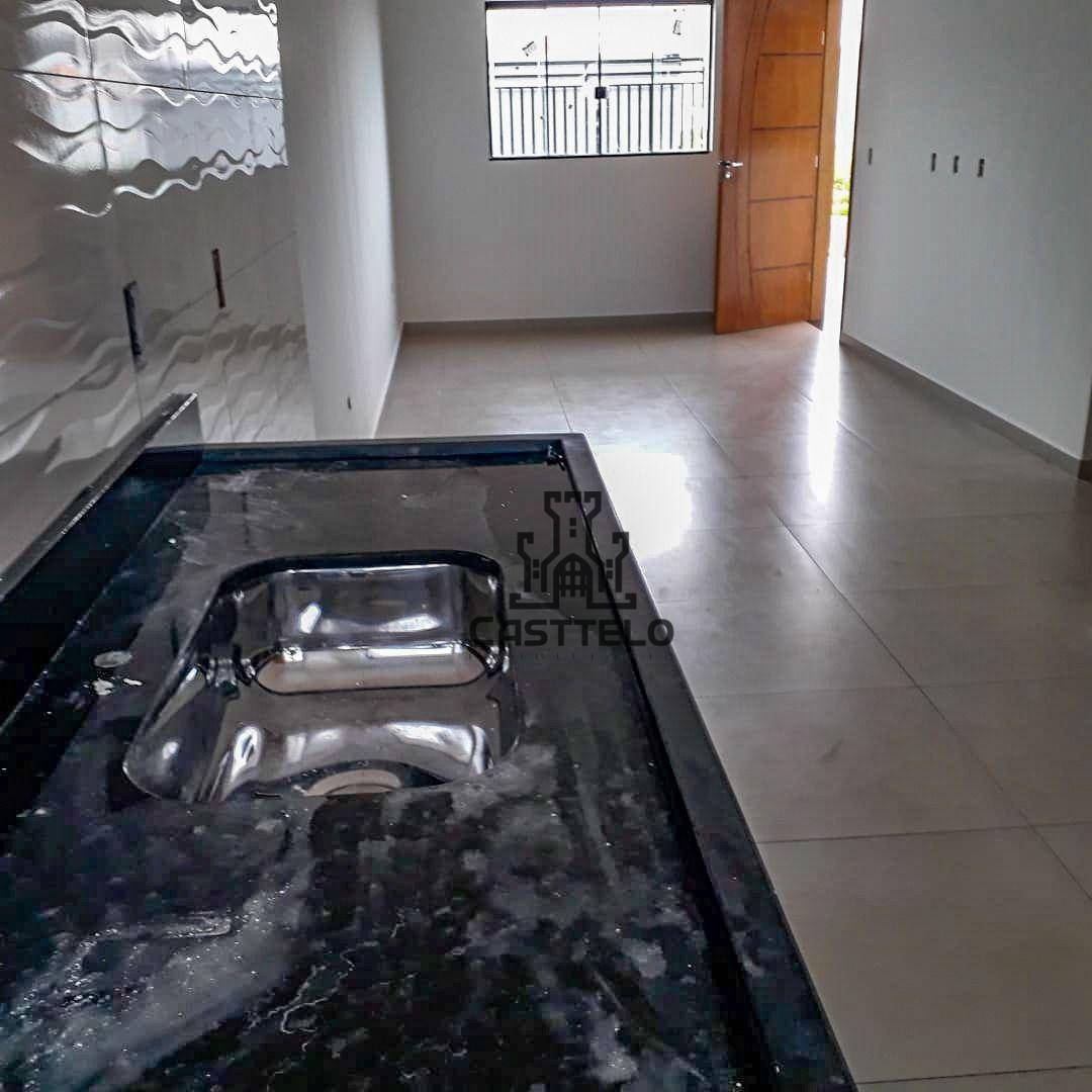 Casa à venda com 2 quartos, 65m² - Foto 3