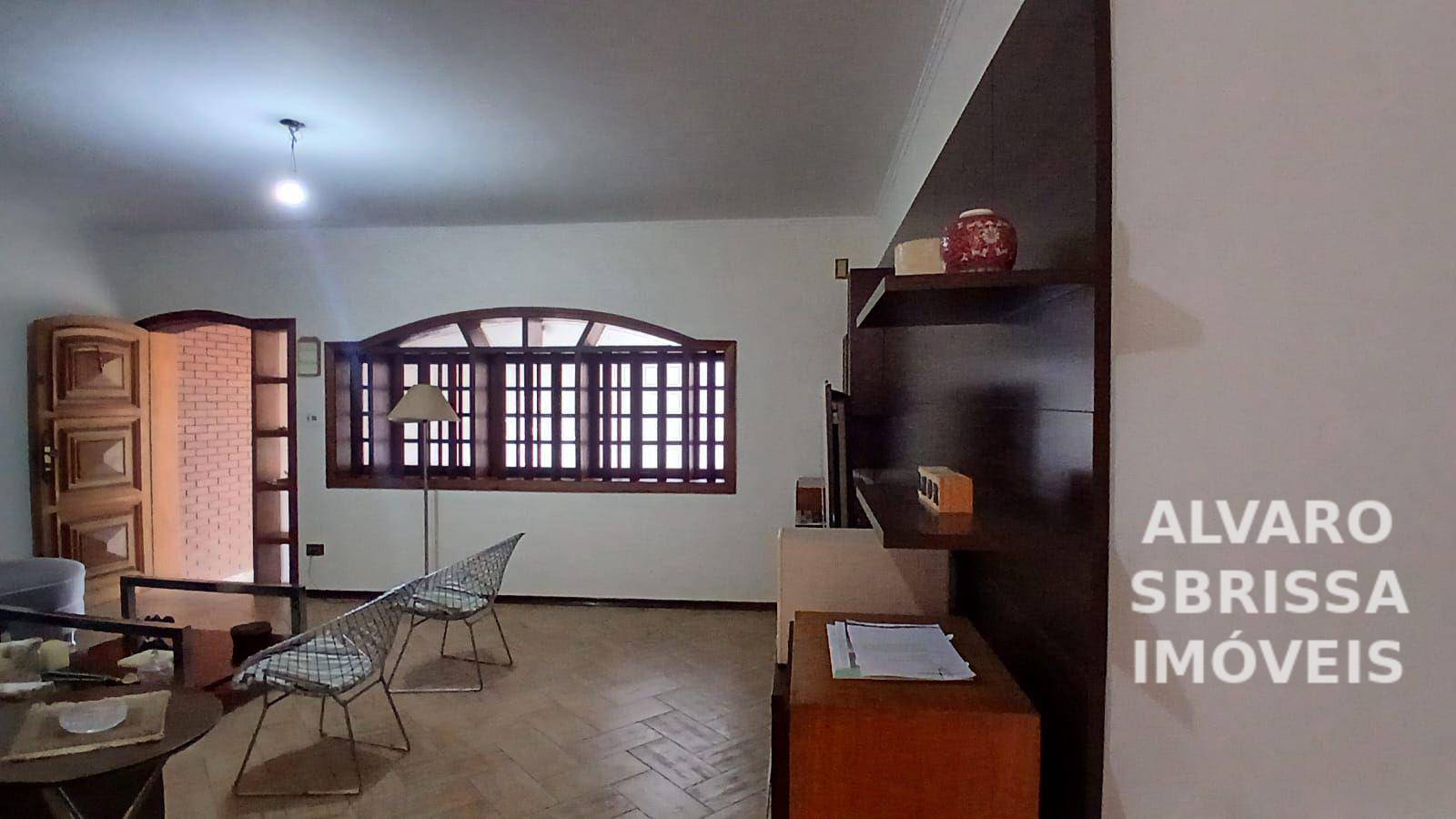 Casa à venda com 3 quartos, 216m² - Foto 1