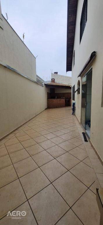 Casa à venda com 4 quartos, 236m² - Foto 2