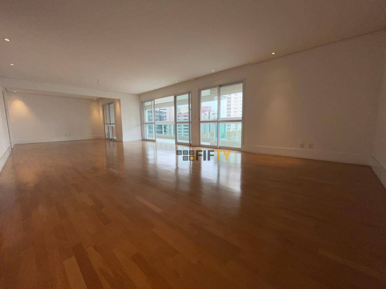 Apartamento para alugar com 3 quartos, 245m² - Foto 2