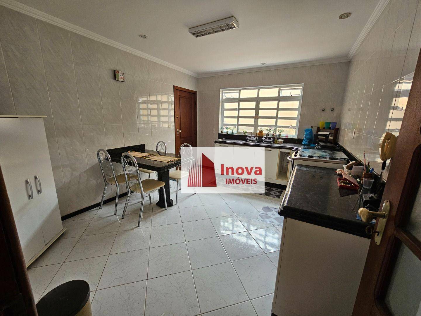 Casa para alugar com 4 quartos, 220m² - Foto 11