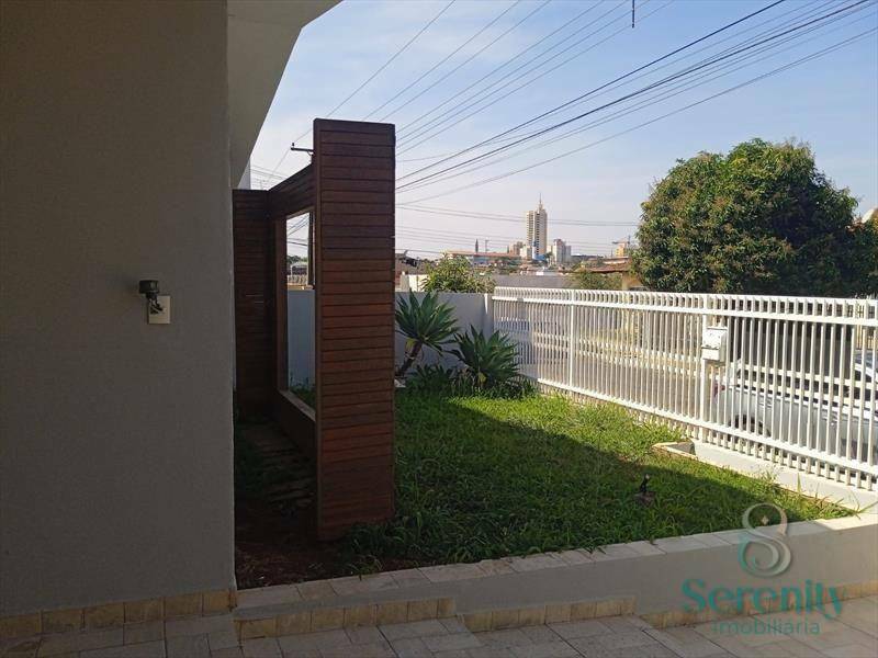 Casa à venda e aluguel com 3 quartos, 143m² - Foto 3
