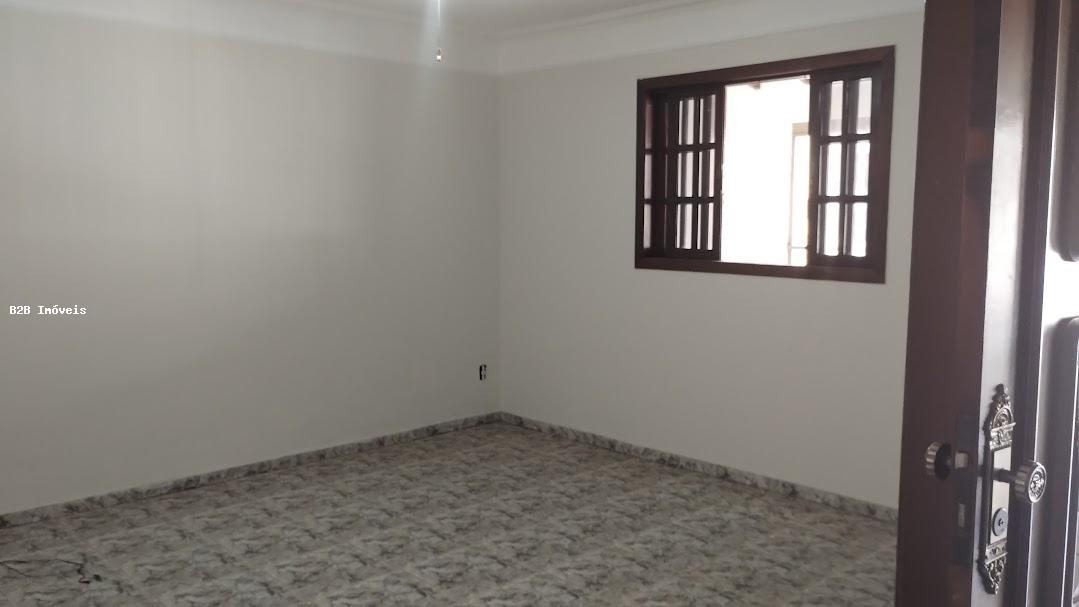 Casa à venda com 3 quartos, 190m² - Foto 2