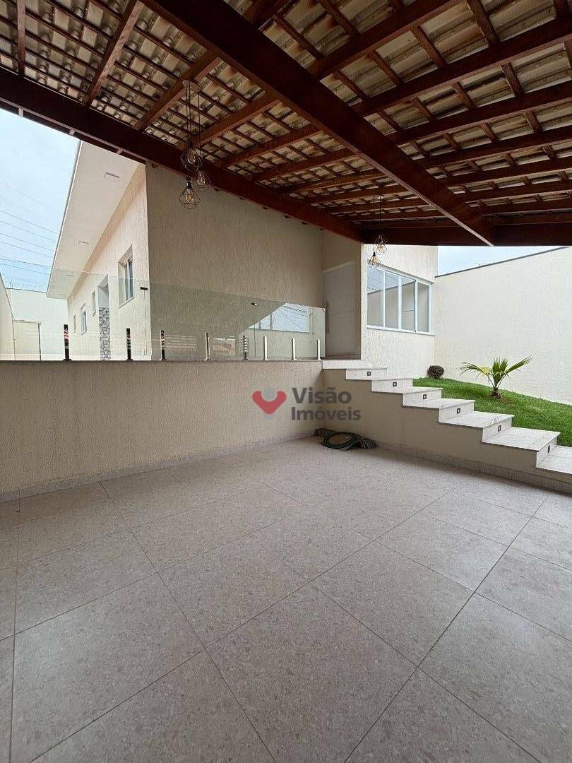 Casa à venda com 3 quartos, 177m² - Foto 1