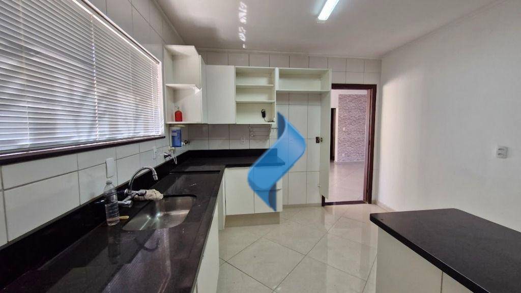 Casa para alugar com 4 quartos, 250m² - Foto 18