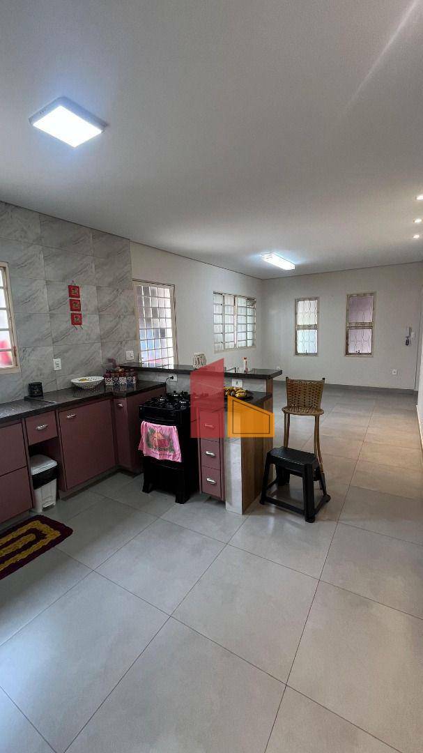 Casa à venda com 4 quartos, 109m² - Foto 2