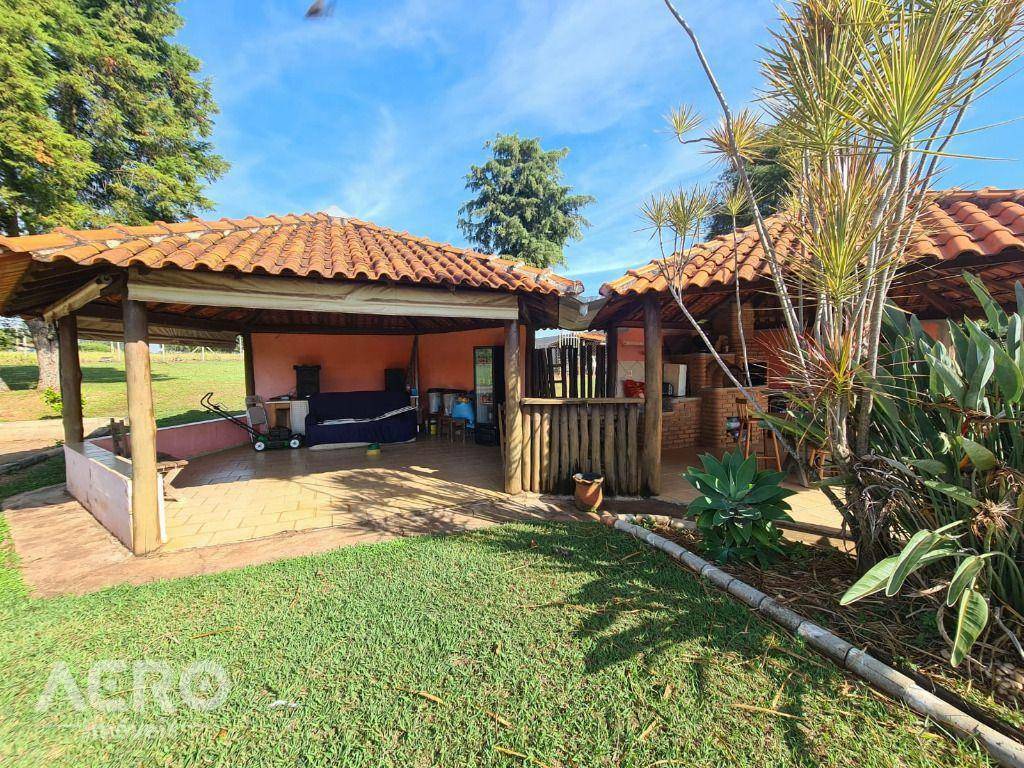 Chácara à venda com 3 quartos, 300m² - Foto 1