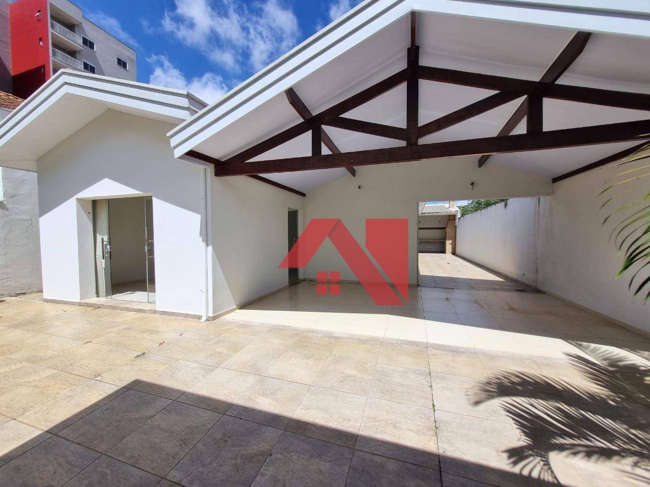 Casa à venda com 3 quartos, 183m² - Foto 1